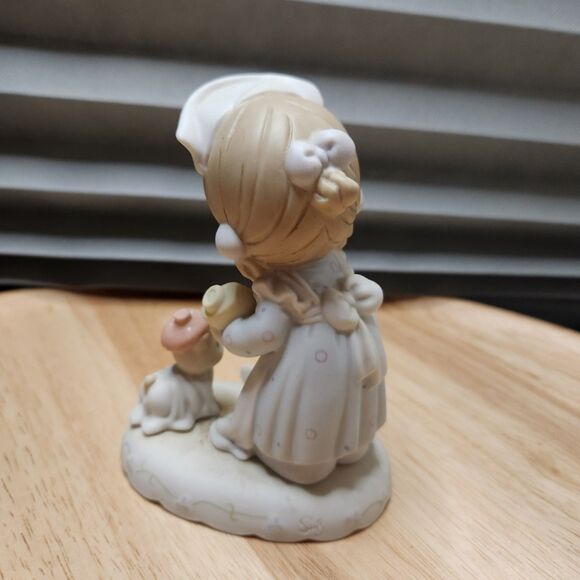 Precious Moments Figurine – Age 7 – Growing in Grace – 2001 - Picture 3 of 7